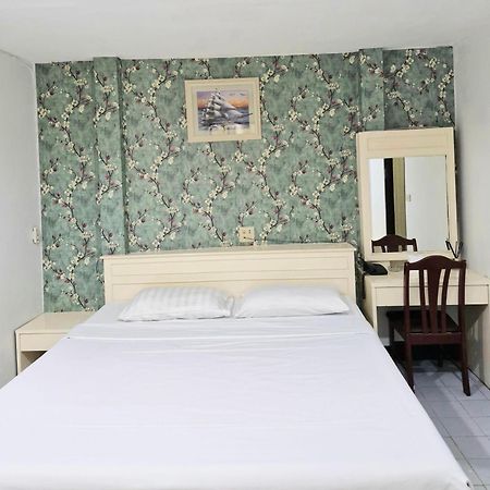 Woodlands Inn Бангкок Экстерьер фото