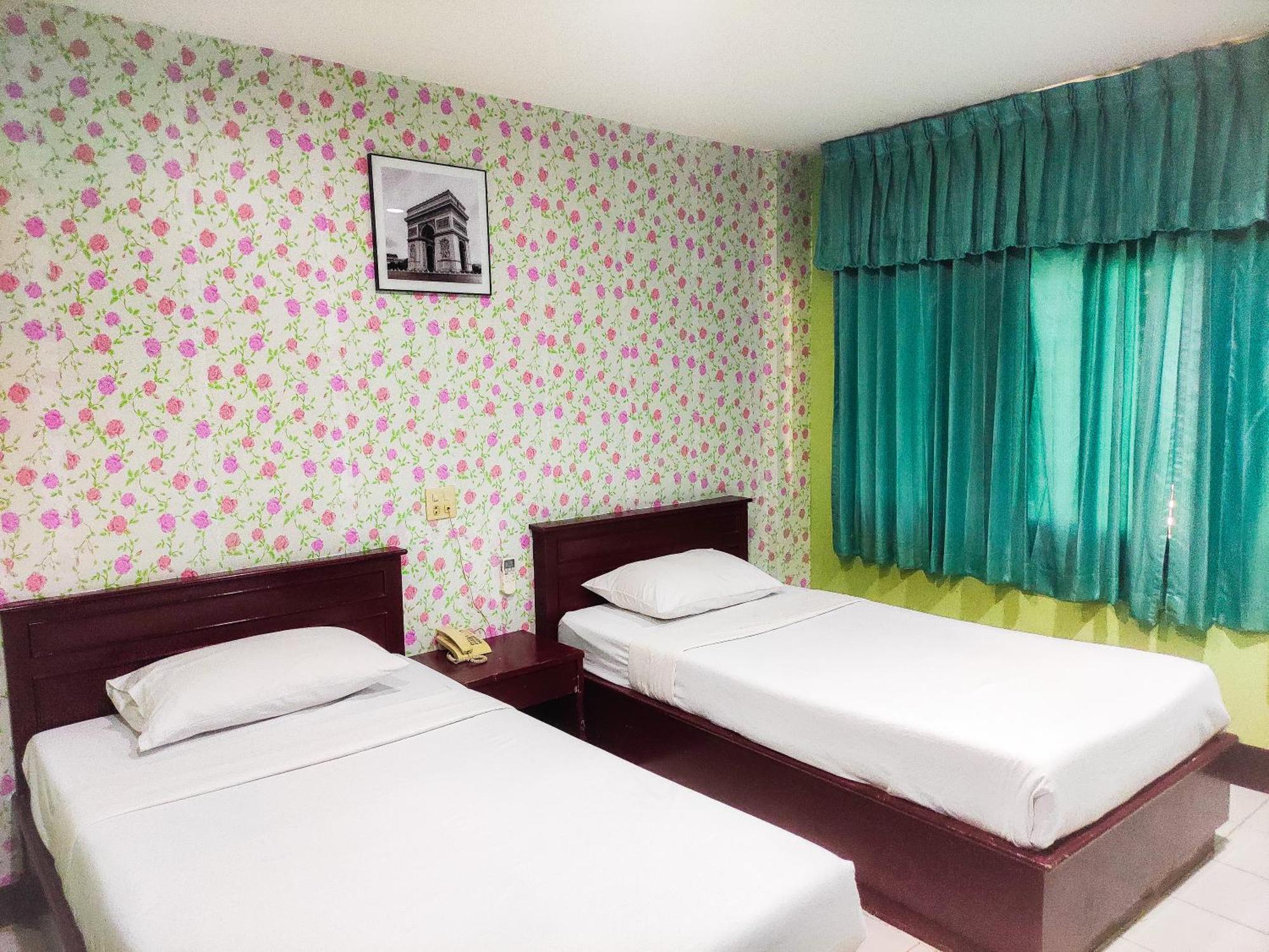 Woodlands Inn Бангкок Экстерьер фото