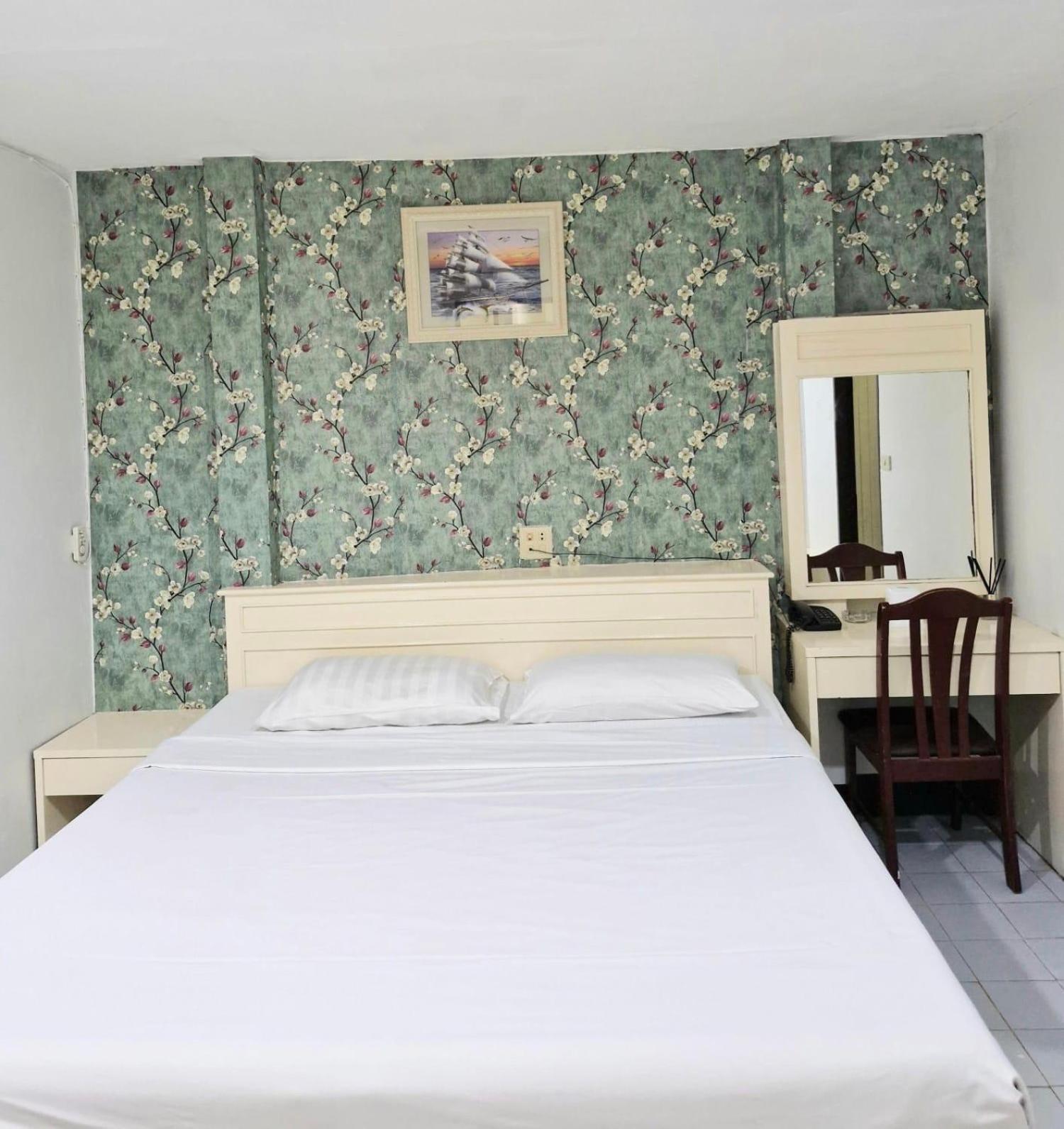 Woodlands Inn Бангкок Экстерьер фото